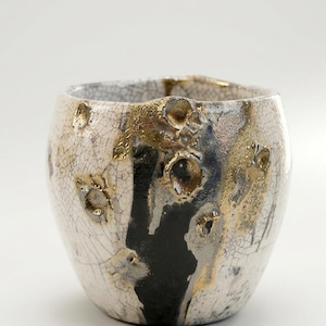 Raku-Kunst-Vase: Kraterkeramik, Gold-Weiße Krakelee-Glasur, Wabi Sabi Blumengefäß.