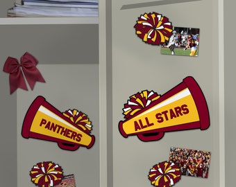 Peut inclure: Une porte de casier décorée de mégaphones rouges et dorés avec des pompons. Les mégaphones portent les mots "Panthers" et "All Stars". Il y a aussi des photos et des pompons sur la porte du casier.