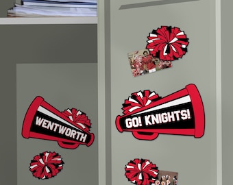 Peut inclure: Mégaphone rouge et noir avec le texte "Wentworth" et "Go! Knights!" avec des pompons blancs.