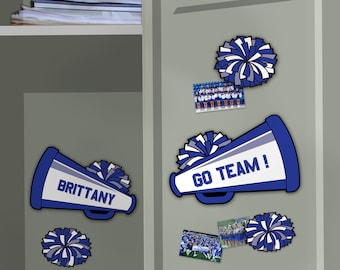 Peut inclure: Deux aimants en forme de mégaphone bleu et blanc avec des pompons. L'un dit "Brittany" et l'autre dit "Go Team!"