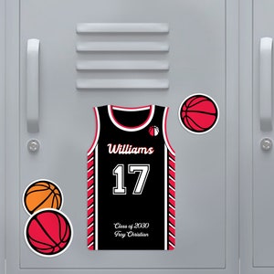 Puede incluir: Camiseta de baloncesto negra con el nombre "Williams" y el número "17" en blanco. La camiseta tiene ribetes rojos y blancos y está acompañada de pegatinas con forma de balón de baloncesto. También se ve el texto "Class of 2030 Troy Christian".
