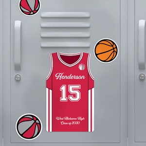 Puede incluir: Una camiseta de baloncesto roja con el nombre "Henderson" y el número "15" en blanco. La camiseta también incluye el texto "West Alabama High Class of 2030." También hay pegatinas de baloncesto.