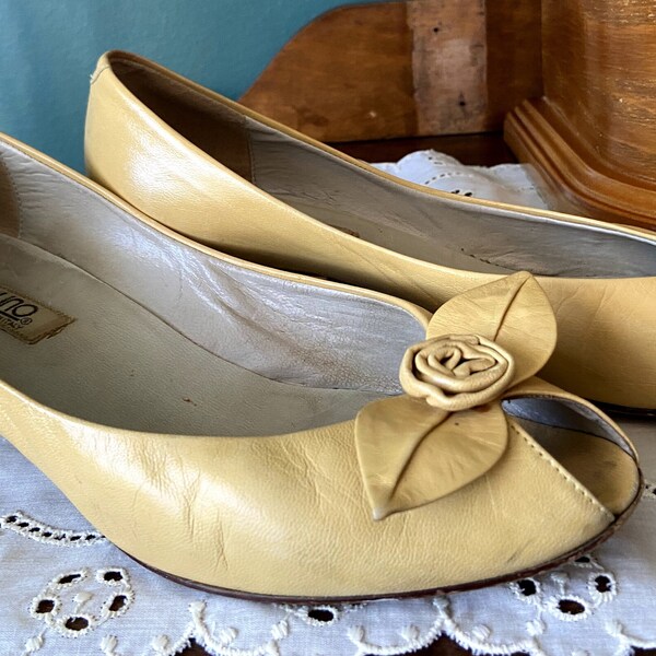 Well Loved Peep Toe | Yellow Leather Bandolino Pumps (1980s) | Made in Italy