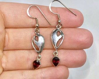 Orecchini Pendenti In Granato Rosso Sfaccettato E Argento 925 Ossidato - Fatti A Mano, Lunghezza 3.5 Cm
