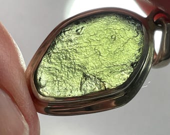 Colgante grande de moldavita - Moldavita auténtica en bruto y sin tallar de plata de ley - Collar con colgante de moldavita verde - Energía de alta vibración