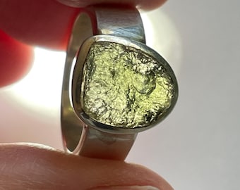 Anillo de moldavita en bruto, talla US 9 - Plata de ley maciza - Moldavita auténtica - Textura natural única y color verde, moldavita natural en bruto