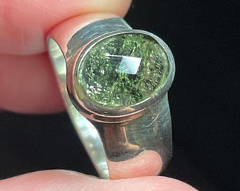 Anillo de moldavita facetada, talla US 7.75 - Plata de ley - Joyería de piedra natal - Anillo de compromiso de moldavita - Anillo de piedra verde - Joyería de piedra natal