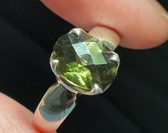 Anillo de moldavita facetada, talla 9.5 (EE. UU.) - Plata de ley - Joyería de piedra natal - Anillo de compromiso de moldavita - Anillo de piedra verde - Joyería de piedra natal