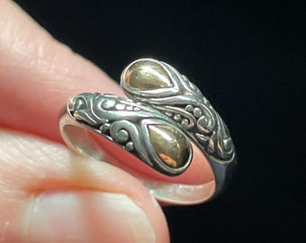 Anillo ajustable de oro y plata con forma de gota, hecho a mano con oro de 14k y plata de ley maciza. ¡Un regalo perfecto y precioso! Diseño botánico de metales mixtos.