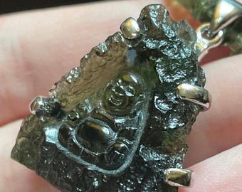 Collar de Buda de Moldavita - Colgante tallado a mano y cadena de cuentas facetadas - Moldavita auténtica y plata de ley - ¡Cristal de transformación!