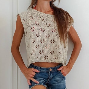 Pull d&#39;été en lin et coton, tricoté avec un motif de fleurs ajourées. Haut ajouré