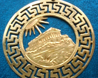 14ct yellow gold Greek Coliseum pendant