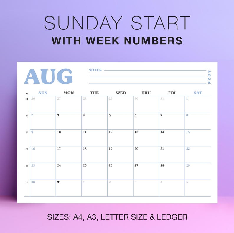 以下が含まれることがあります： 2026年8月の白いカレンダーで、上部に「SUNDAY START WITH WEEK NUMBERS」というテキストがあります。「AUG」の月は水色です。カレンダーにはA4、A3、レターサイズ、レジャーサイズが含まれています。