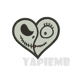 Könnte beinhalten: Ein schwarzes und weißes herzförmiges Design mit einem gestickten Mund und Augen. Die linke Seite des Herzens zeigt einen gestickten Mund und ein Auge, während die rechte Seite einen gestickten Mund und zwei Augen zeigt.