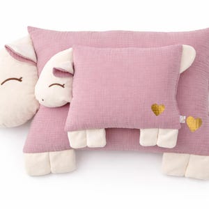 Schlaf- Schaf SALLY Kissen Mit Namen Für Kinder Tierkissen Musselinkissen Plüschtier in Rosa/weiss Geschwister- Geschenk Set Kuschelkissen