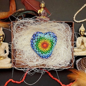 Mandala di roccia dipinta Pietra naturale del mare Mandala di arte cuore arcobaleno dipinto a mano Roccia Cuore Mandala Arcobaleno Chakra Pietra da meditazione Pietra del cuore