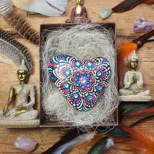 Mandala di roccia cuore dipinto Pietra naturale del mare Mandala artistico dipinto a mano Mandala di roccia cuore Mandala Chakra Pietra di meditazione Armonizzazione dello spazio