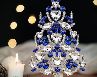 Handgemaakte strass kristallen kerstboom op tafel