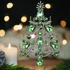 Charmante kerstboom (helder en peridotgroen), charmante kerstboom, handgemaakt met groene strassteentjes.