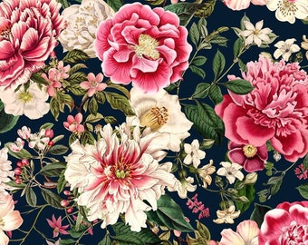 Pode incluir: Um padrão sem costura com uma variedade de flores rosa, brancas e creme sobre um fundo azul escuro. As flores são dispostas em um padrão aleatório e incluem rosas, peônias e outras flores.