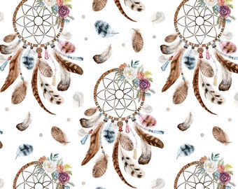 Peut inclure: Un motif sans couture représentant des attrape-rêves aquarelle avec des plumes, des perles et des accents floraux. Les attrape-rêves sont dans des tons de brun, bleu et rose, et le fond est blanc.
