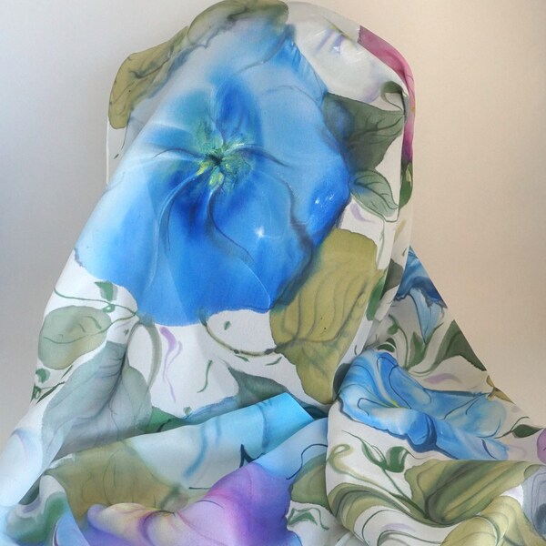 Etole en soie crêpe de chine fleurs de liseron bleu, soie peint main, fleurs de printemps, foulard fleuri bleu et blanc, cadeau pour elle