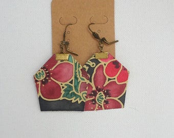 Pendientes flores rojas de seda y papel, rojo verde negro, pendiente asimétrico, joyería hecha a mano, regalo para mujer