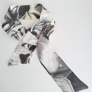 Hand-painted silk bracelet with black and white pattern: 81 x 5 cm