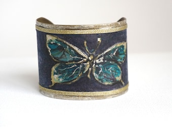 Bracelet manchette en métal et soie peint main papillon bleu, bracelet bleu marine, bijou fait main, cadeau pour elle