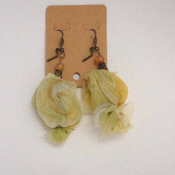 Boucles d'oreilles en soie jaune, boucles bohèmes, bijou en soie, cadeau pour femme