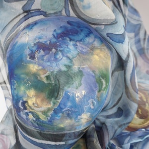 Estola de gasa de seda pintada a mano - Planeta Tierra - Pañuelo de seda azul y verde - Regalo para mamá