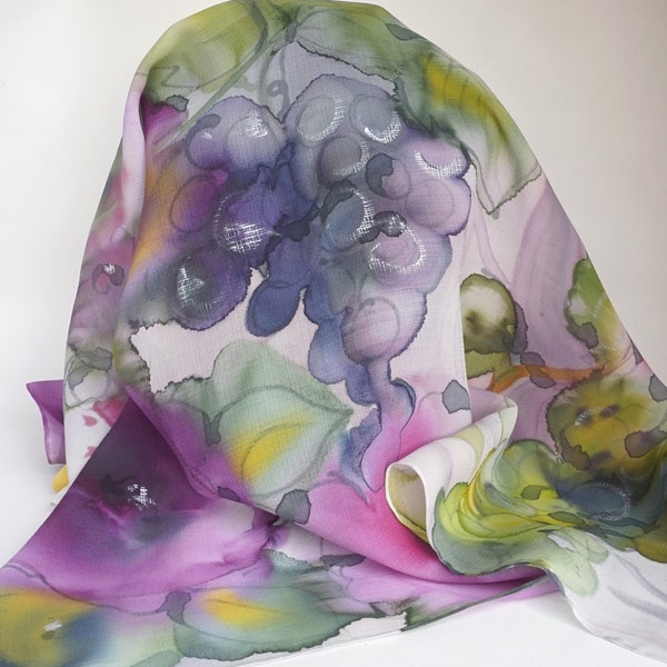 Foulard en soie peint main fleurs et fruits, grappe de raisin, foulard rose baie, cadeau pour elle