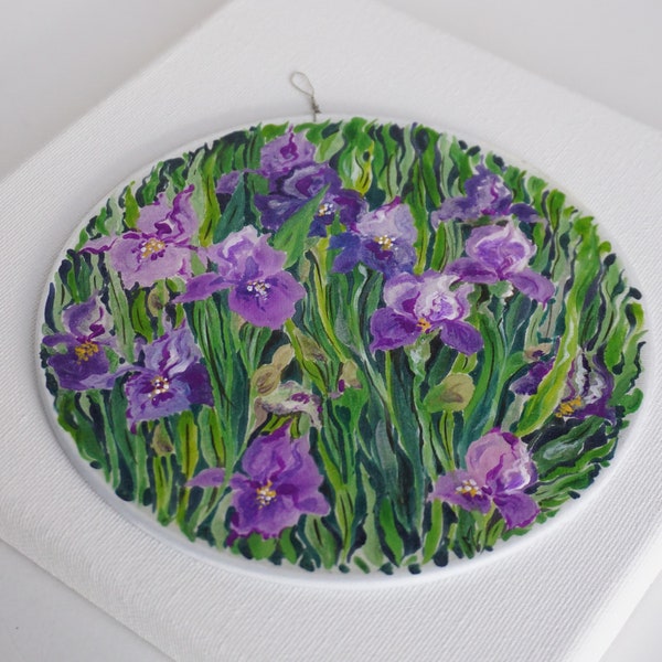 Tableau soie peint main fleurs violettes sur fond végétal vert, tableau avec iris violets, cadeau maison