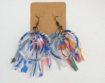 Boucles d'oreilles créoles en soie peint main, bijou fait main, boucle bohème bleue, cadeau pour femme