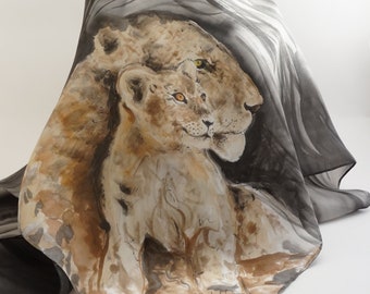 Foulard en soie peint main avec lions,  echarpe motif chat, châle en soie noir, foulard animaux, lion peinture, cadeau pour femme