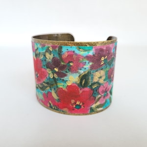 Cuff bracelet with hand-painted silk ribbon and flower motif: width 5 cm, red, green