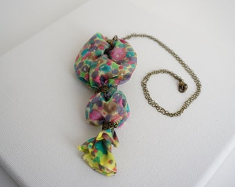 Collier en soie jaune, soie peint main, pendentif original femme, bijou textile, collier unique fait main, cadeau pour elle