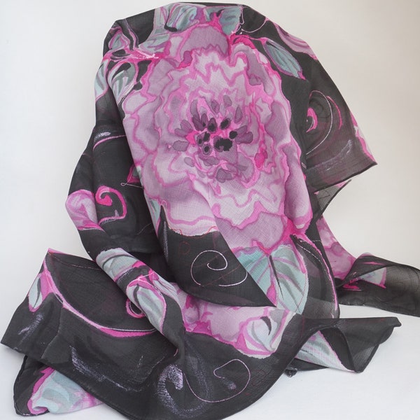 Foulard soie peint main fleurs rose fushia, crêpe georgette gaufré, carre de soie rose et noir, foulard peinture soie, cadeau pour elle