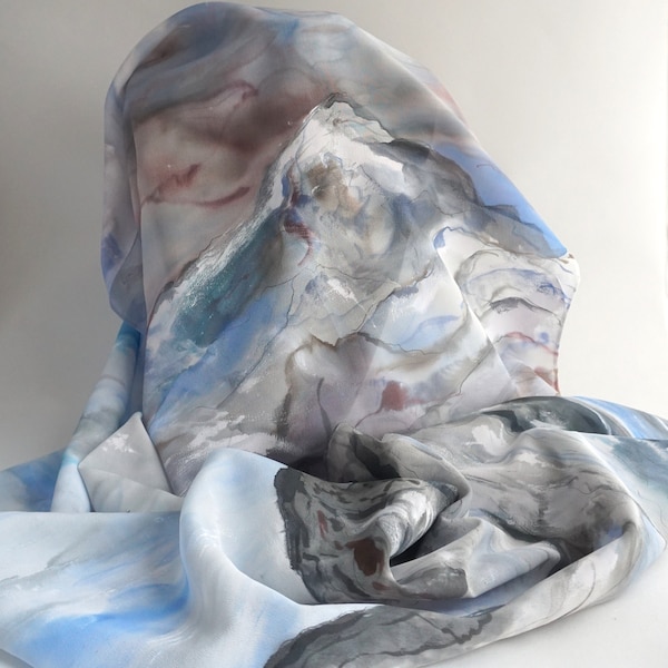 Etole en soie crêpe de chine peint main motif montagne, châle en soie bleu et blanc, foulard soie feme, cadeau pour elle
