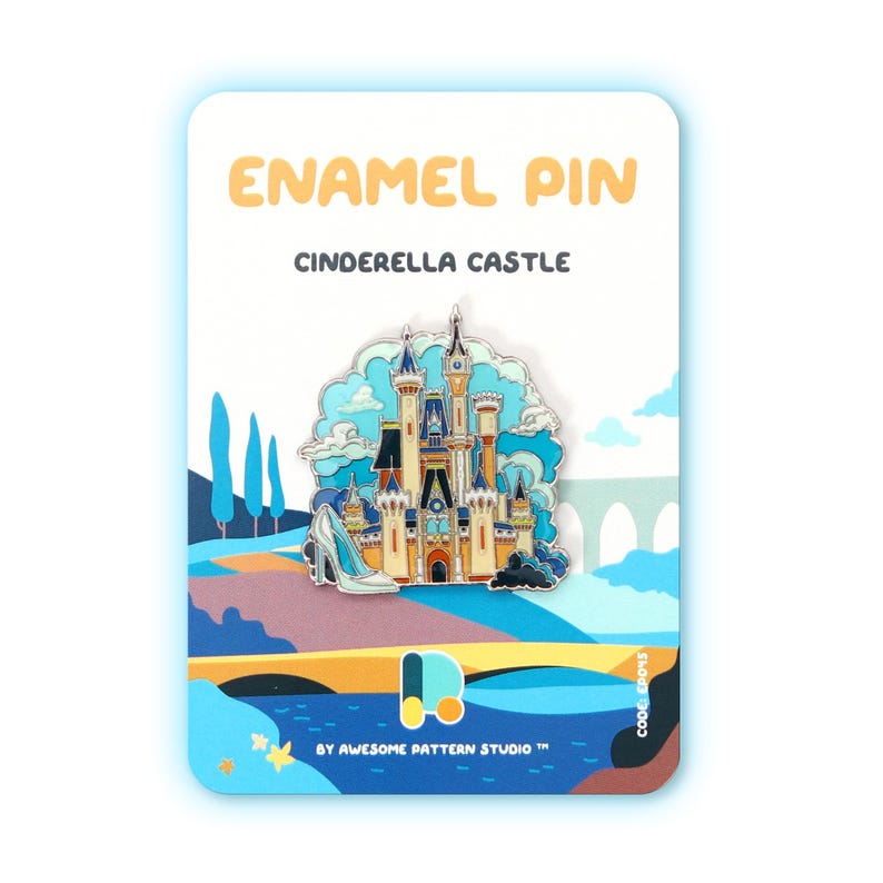 Pu&ograve; includere: Spilla smaltata raffigurante il Castello di Cenerentola in blu, bianco e oro. La spilla include una scarpetta di cristallo ed &egrave; ambientata su uno sfondo di cielo blu e paesaggio. Le parole "ENAMEL PIN" e "CINDERELLA CASTLE" sono stampate sulla carta.