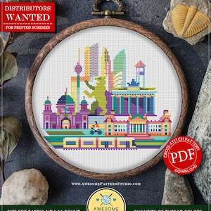 Könnte beinhalten: Gezähltes Kreuzstichmuster für Berlin, Deutschland. Das Muster zeigt eine farbenfrohe Stadtlandschaft mit ikonischen Sehenswürdigkeiten wie dem Brandenburger Tor und dem Reichstagsgebäude. Das Muster ist als PDF-Download erhältlich und für Aida-Stoff mit einer Zählung von 16 geeignet. Das Muster benötigt 18 verschiedene Farben von DMC-Garn.