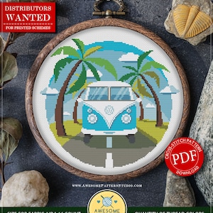 以下が含まれることがあります： 木製のフレームに入ったクロスステッチのパターンは、ヤシの木の間を走る青と白のバンを描いています。「On the Route」という文字が画像の上にあります。パターンは即時ダウンロードできます。サイズは20.95 x 19.37 cmです。