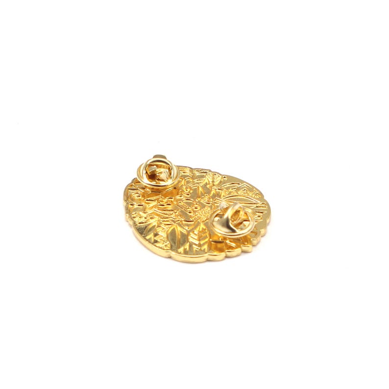 Puede incluir: Un pin de esmalte dorado con un dise&ntilde;o floral detallado. El pin tiene dos cierres de alfiler para una fijaci&oacute;n segura. El intrincado patr&oacute;n incluye hojas y otros elementos naturales, creando un accesorio decorativo.