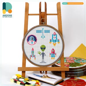 Kit e padrão de ponto cruz Encontro Alienígena: Arte moderna para bordado em bastidor ou para entusiastas de ponto cruz divertido, CS524