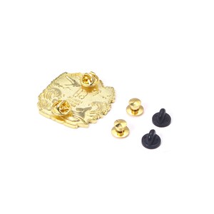 K&ouml;nnte beinhalten: Ein goldfarbener Metall-Ansteckpin mit detailliertem Design, mit zwei Nadelr&uuml;cken. Drei zus&auml;tzliche goldene Nadelr&uuml;cken und zwei schwarze Nadelr&uuml;cken sind ebenfalls sichtbar. Der Pin befindet sich auf wei&szlig;em Hintergrund.