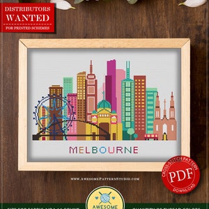 Op de afbeelding: Geteld kruissteekpatroon voor Melbourne, Australië, met een kleurrijk stadsbeeld met het Melbourne Star Observation Wheel, Federation Square en de St. Paul's Cathedral. Het patroon is 11,13 inch bij 7,25 inch en gebruikt 21 DMC-kleuren.
