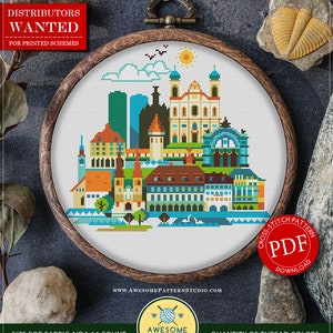 Könnte beinhalten: Ein Kreuzstichmuster der Stadt Luzern in der Schweiz. Das Muster befindet sich in einem hölzernen Stickrahmen und enthält verschiedene Gebäude, darunter die Kapellbrücke, den Wasserturm und die Jesuitenkirche. Das Muster ist als PDF-Download verfügbar. Das Muster ist 8,63 Zoll mal 7,63 Zoll groß und verwendet 16 Farben DMC-Garn.