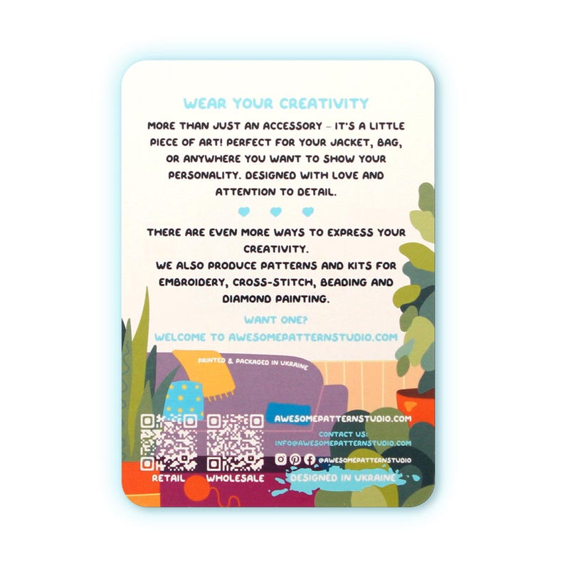 Puede incluir: Una tarjeta rectangular con un borde azul claro presenta el texto "WEAR YOUR CREATIVITY". La tarjeta promociona patrones y kits para bordado, punto de cruz, abalorios y pintura con diamantes. La tarjeta tambi&eacute;n incluye una direcci&oacute;n web y redes sociales.