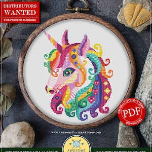 Puede incluir: Patrón de punto de cruz contado para descarga instantánea de una cabeza de unicornio colorida con una melena y un cuerno arcoíris. El patrón es para tela Aida de 16 hilos, mide 14,76 x 19,53 cm y utiliza 22 colores DMC.