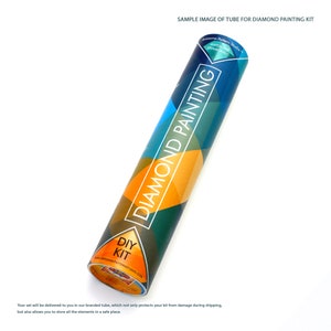 Op de afbeelding: Een blauwe en gele tube met de tekst "DIAMOND PAINTING" en "DIY KIT" erop. De tube wordt gebruikt om diamant schildersets op te bergen en te beschermen.